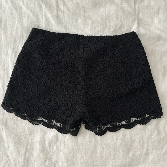 Lace Scalloped Hem Shorts - Picture 5 of 7